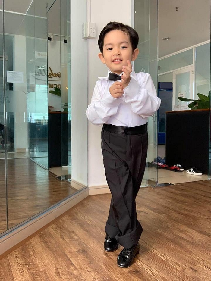 Mới 3 tuổi rưỡi, con trai Khánh Thi gây sốt vì chuẩn con nhà nòi