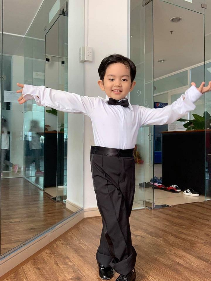 Mới 3 tuổi rưỡi, con trai Khánh Thi gây sốt vì chuẩn con nhà nòi
