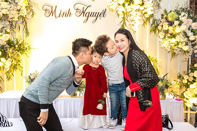Lan Khuê khoe nhà nguy nga, bức ảnh gia đình Elly Trần gây sốt