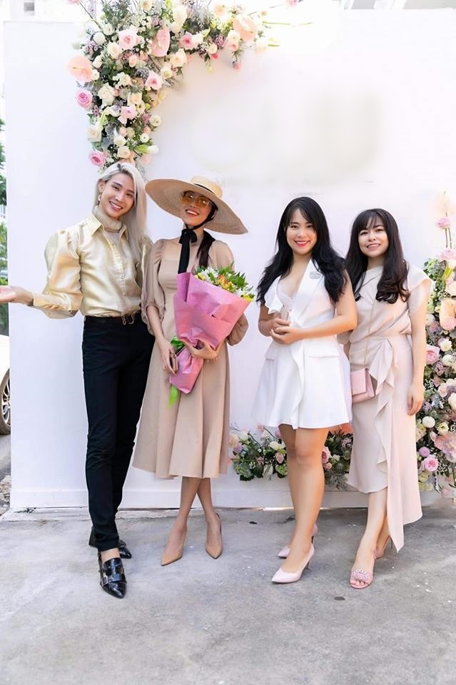 Lan Khuê lộ rõ vòng 2 to bất thường trong sự kiện của bạn thân