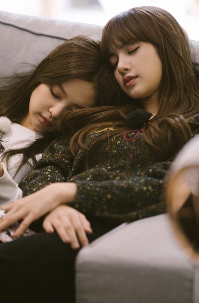 Lisa bị miệt thị, Jennie lên tiếng bênh vực em út