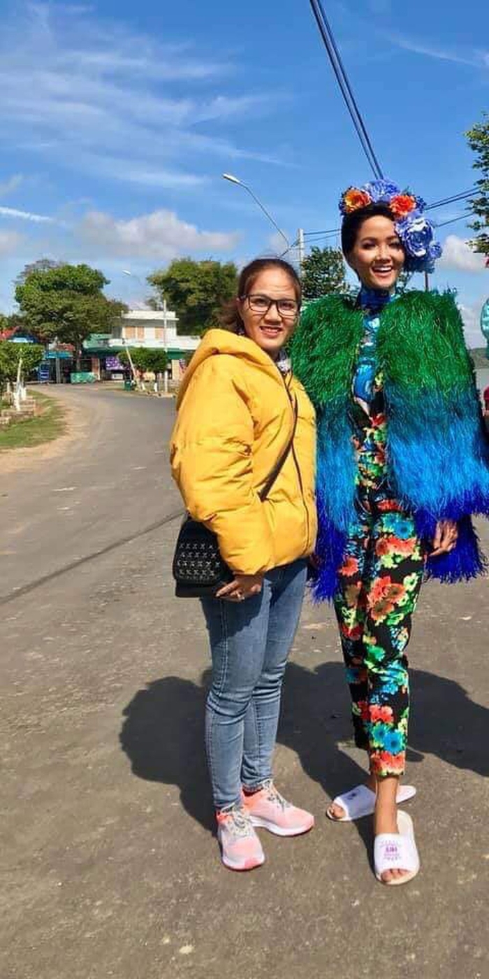 Loạt ảnh hậu trường “nói không” với giày cao gót của mỹ nhân Việt