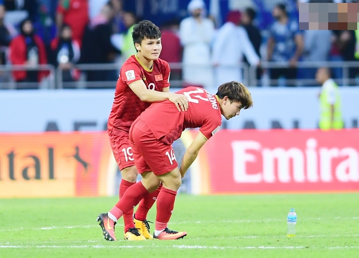 Lương Xuân Trường động viên Minh Vương sau cú penalty hỏng