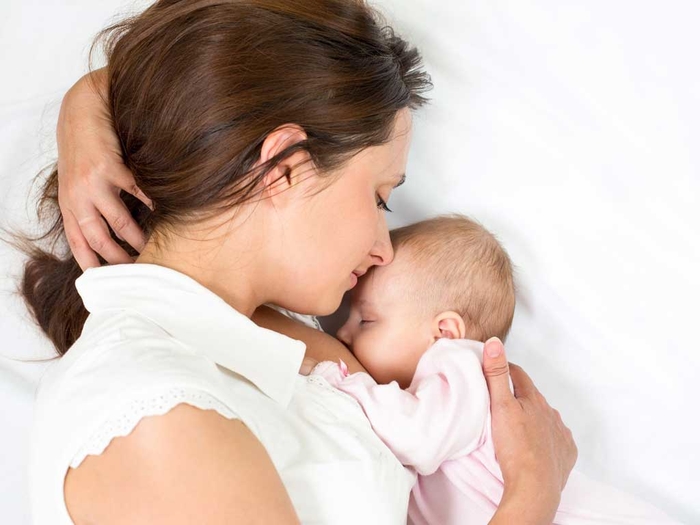 Bé ngủ khi đang bú mẹ có ảnh hưởng đến sức khỏe không?