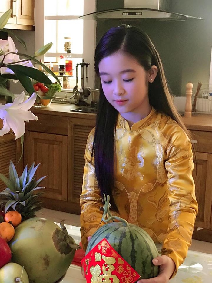 Màn đọ sắc có 1-0-2 của Hoa hậu Tiểu Vy và bé gái miền Tây