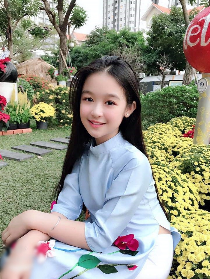 Màn đọ sắc có 1-0-2 của Hoa hậu Tiểu Vy và bé gái miền Tây