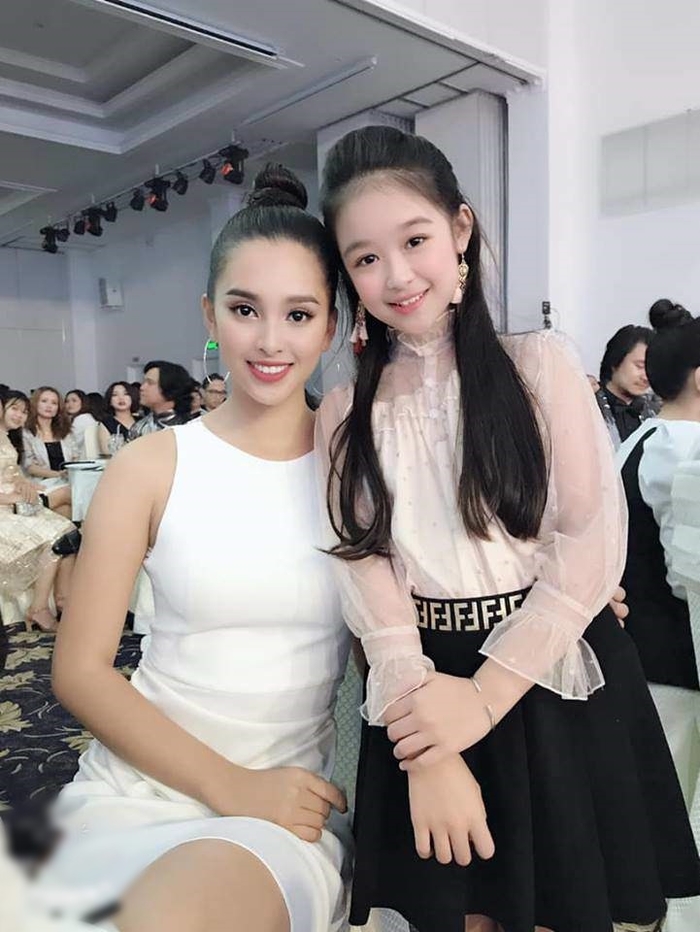Màn đọ sắc có 1-0-2 của Hoa hậu Tiểu Vy và bé gái miền Tây