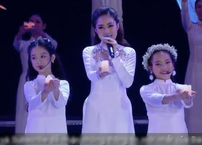 Màn đọ sắc có 1-0-2 của Hoa hậu Tiểu Vy và bé gái miền Tây