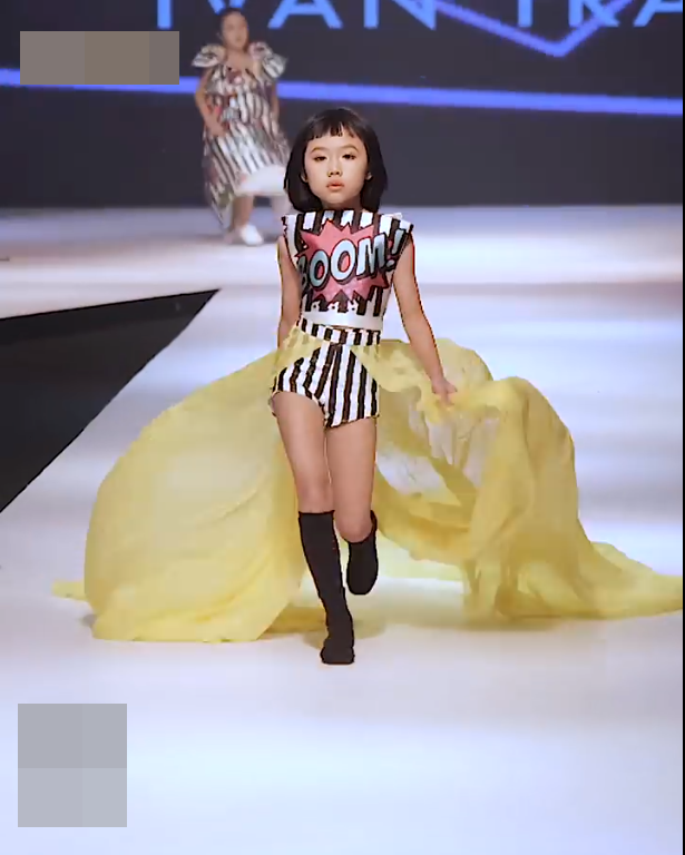 Mẫu nhí được ví von là bản sao của Võ Hoàng Yến nhờ màn catwalk đỉnh