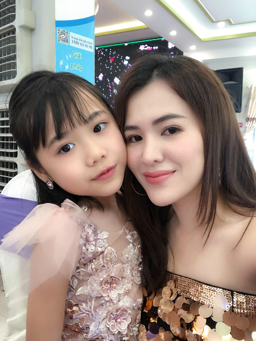 Mẫu nhí được ví von là bản sao của Võ Hoàng Yến nhờ màn catwalk đỉnh