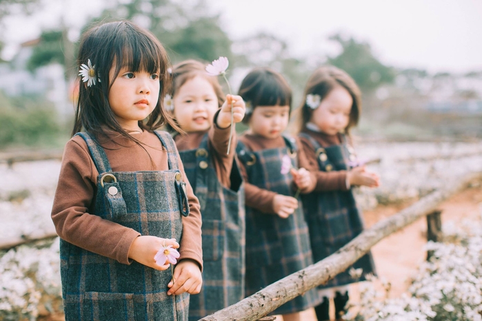 Mẹ chơi với nhau thời đại học, các con sinh ra có ngay hội bạn thân