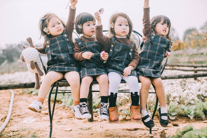 Mẹ chơi với nhau thời đại học, các con sinh ra có ngay hội bạn thân