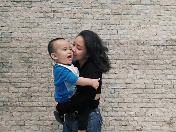 Mẹ đơn thân 18 tuổi vác bụng bầu lên giảng đường