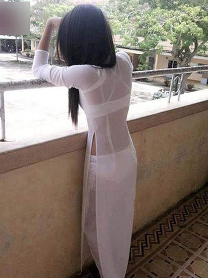 Muôn kiểu mặc áo dài lộ nội y của con gái Việt, ai nhìn vào cũng chỉ b
