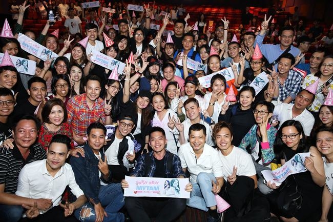 Mỹ Tâm bật khóc, được fan tặng hẳn siêu xe mừng sinh nhật