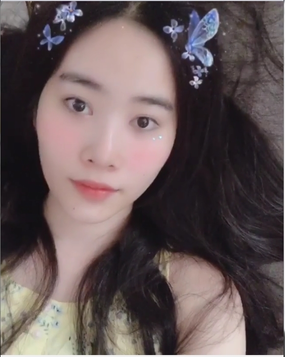Nam Em tung clip tự khen xinh đẹp khiến CĐM hoang mang