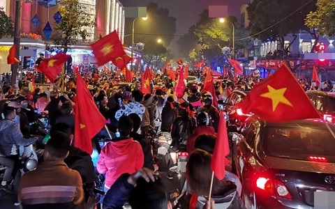 Người dân “xuống đường” sau khi Việt Nam thắng Jordan