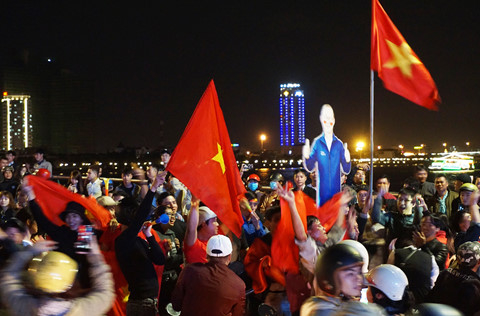 Người dân “xuống đường” sau khi Việt Nam thắng Jordan