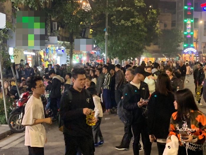 Người dân “xuống đường” sau khi Việt Nam thắng Jordan