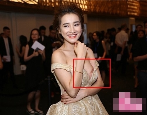 Nổi tiếng với hình ảnh chuẩn gái ngoan, Nhã Phương vẫn có lúc hớ hênh
