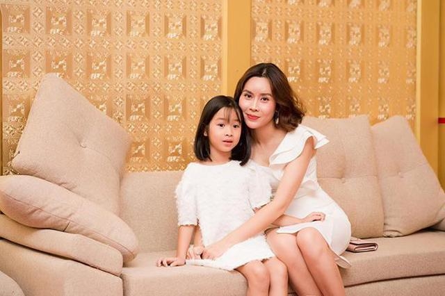 Nhóc tỳ nhà sao nói tiếng Anh như gió: Choáng nhất con gái Elly Trần