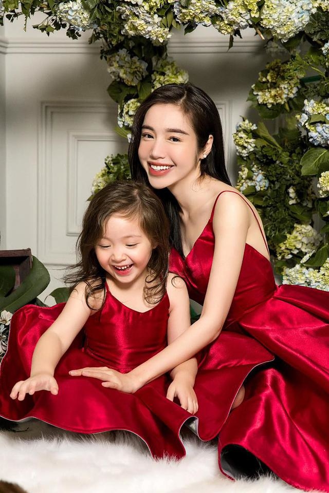 Nhóc tỳ nhà sao nói tiếng Anh như gió: Choáng nhất con gái Elly Trần