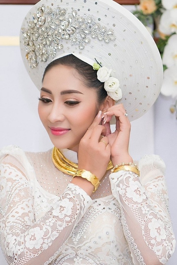 Những cô dâu Vbiz mang vàng đỏ tay trong ngày về nhà chồng