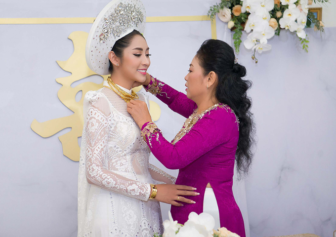 Những cô dâu Vbiz mang vàng đỏ tay trong ngày về nhà chồng