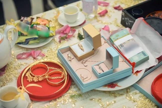 Những cô dâu Vbiz mang vàng đỏ tay trong ngày về nhà chồng