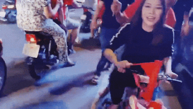 Nhung doan clip dat gia cua sao Viet: Ngoc Trinh dang nuot, My Tam cuc nhi nhanh