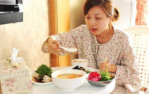 Những món nên và không nên ăn mà mẹ cho con bú cần lưu ý trong dịp Tết