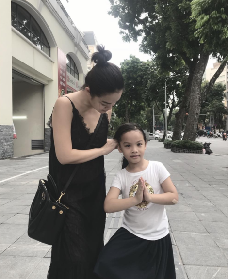 Phạm Quỳnh Anh dáo dác đi tìm con khi đang hát
