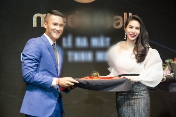 Phát hờn vì ghen tị với những món quà các sao nam Việt tặng vợ