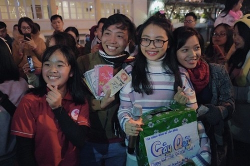 Phương Mỹ Chi ngẫu hứng hát Người tình mùa đông gây quỹ từ thiện