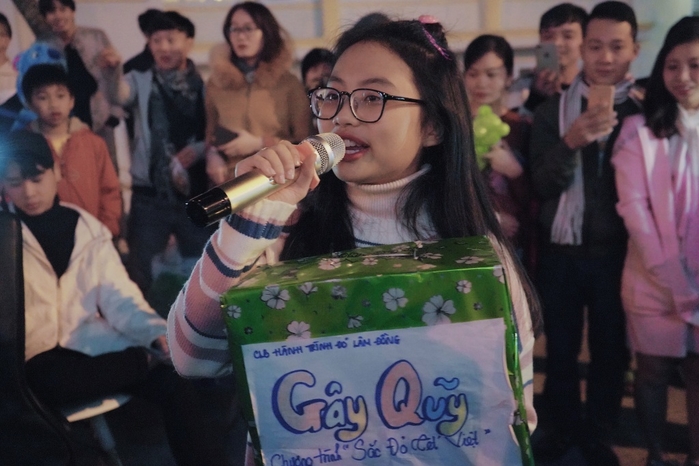 Phương Mỹ Chi ngẫu hứng hát Người tình mùa đông gây quỹ từ thiện