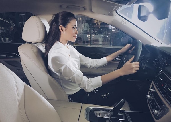 Sao lái xe tiền tỉ: Người được khen sang chảnh, người lại bị chỉ trích
