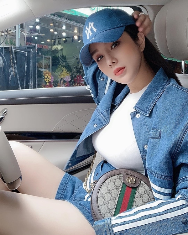 Sao lái xe tiền tỉ: Người được khen sang chảnh, người lại bị chỉ trích