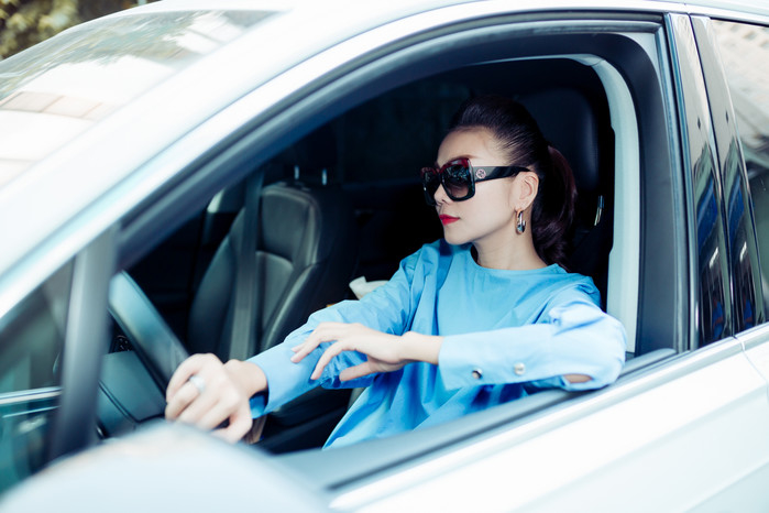 Sao lái xe tiền tỉ: Người được khen sang chảnh, người lại bị chỉ trích