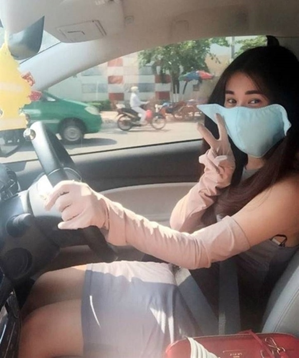 Sao lái xe tiền tỉ: Người được khen sang chảnh, người lại bị chỉ trích