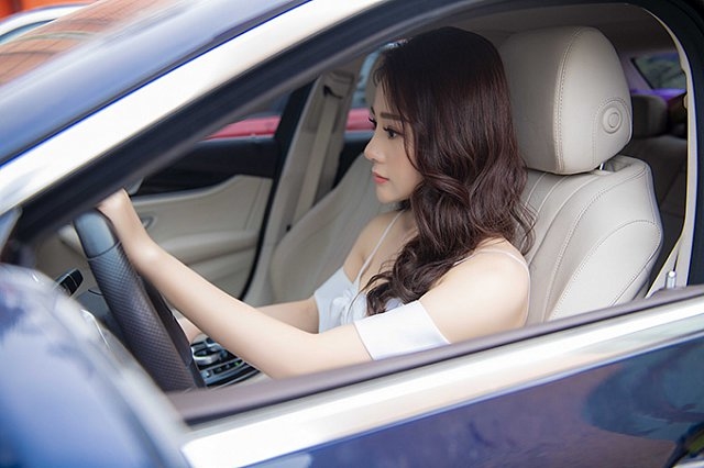 Sao lái xe tiền tỉ: Người được khen sang chảnh, người lại bị chỉ trích
