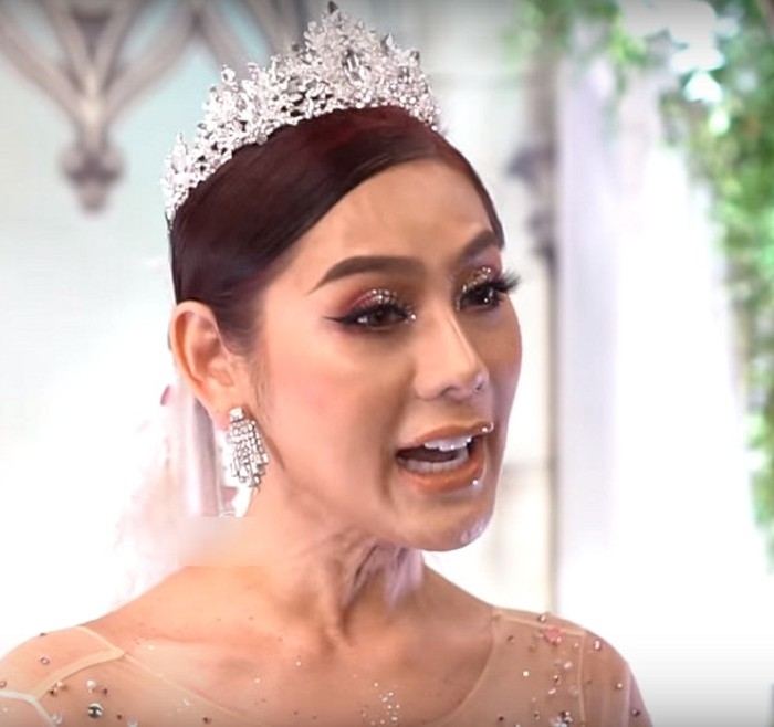 Sao make over tuần qua: Lâm Khánh Chi lộ da cổ già nua