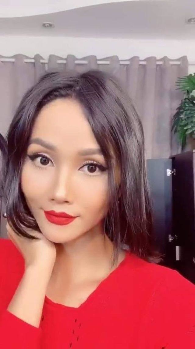 Sao make over tuần qua: Lâm Khánh Chi lộ da cổ già nua
