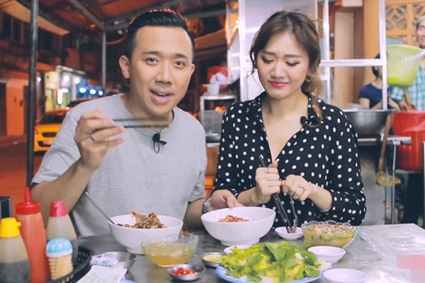 Sao Việt ăn khuya: Vợ chồng Trấn Thành nhây hết cỡ