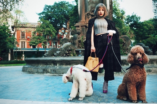 Dắt cún cưng đi dạo: Hoà Minzy mặc kín như Ninja đối lập Kaity Nguyễn