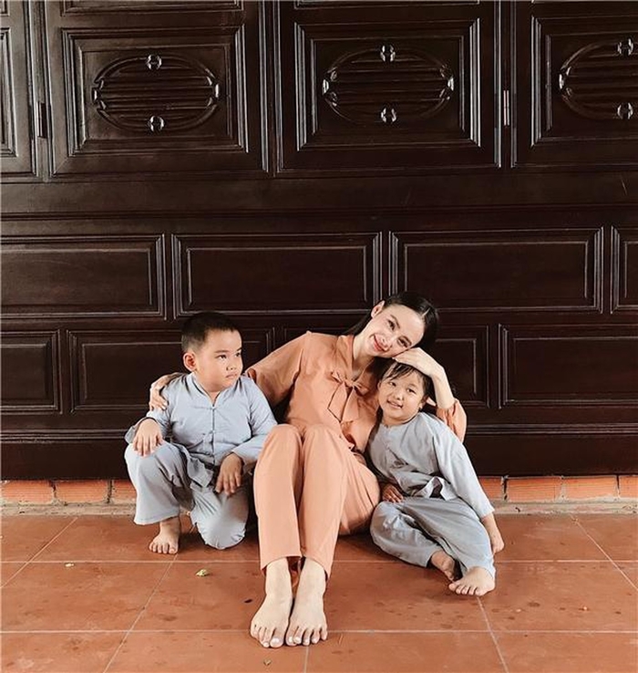 Sao Việt đi lễ chùa: Người kín đáo, người mặc phản cảm