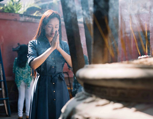 Sao Việt đi lễ chùa: Người kín đáo, người mặc phản cảm