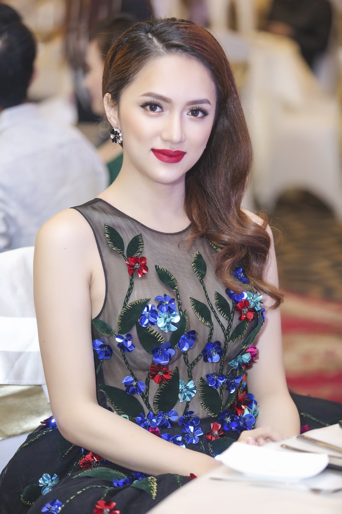 Sao Việt diện mốt khoe chân ngực: Gợi cảm thì ít mà phản cảm thì nhiều