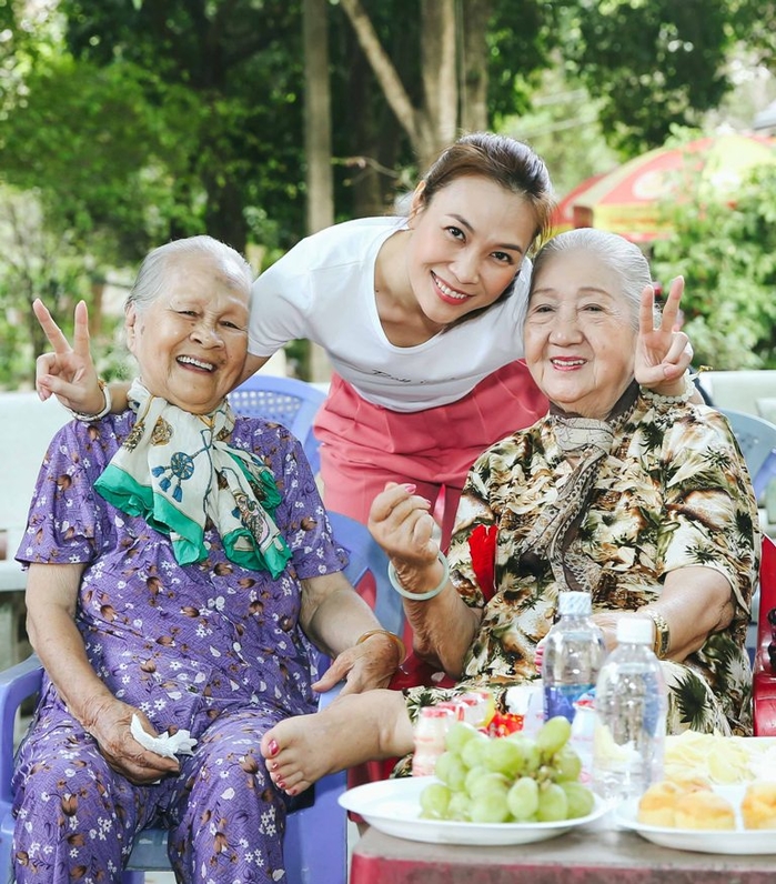 Sao Viet ngay can tet: Nguoi tat bat di tu thien, nguoi don dep nha cua