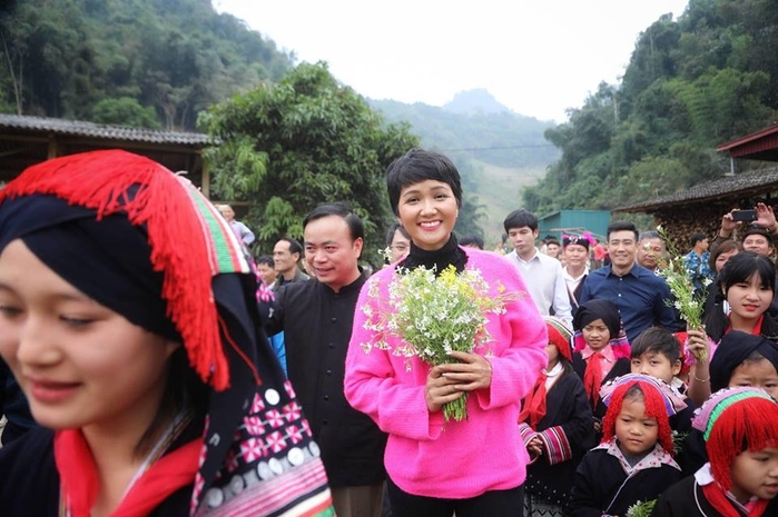 Sao Viet ngay can tet: Nguoi tat bat di tu thien, nguoi don dep nha cua
