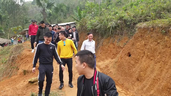 Sao Viet ngay can tet: Nguoi tat bat di tu thien, nguoi don dep nha cua